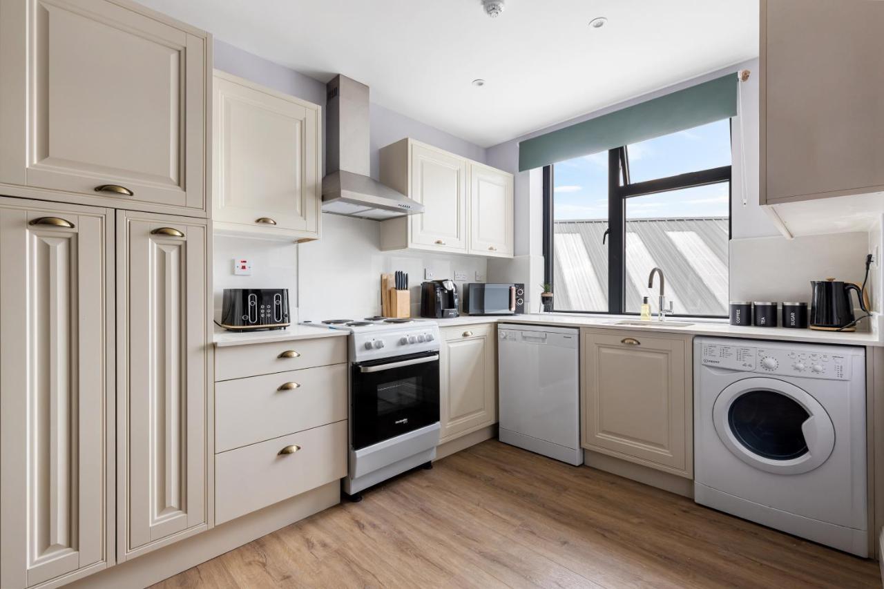 Stylish & Spacious 3 Bed Apartment With Fast Wifi, Close To Tube & Wembly London Exterior photo